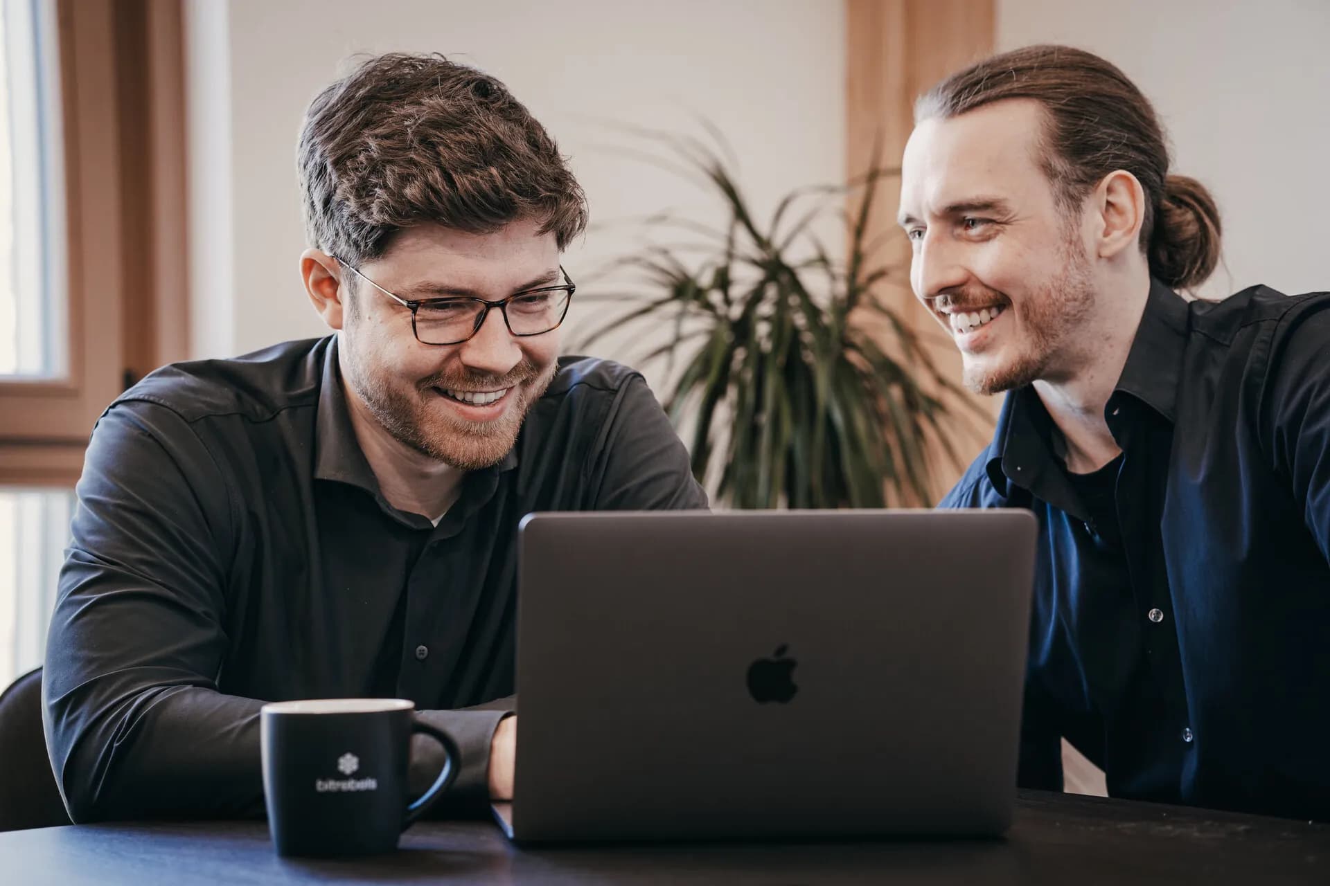 Lucas Engelke and Sebastian Weiß discussing a project at a laptop